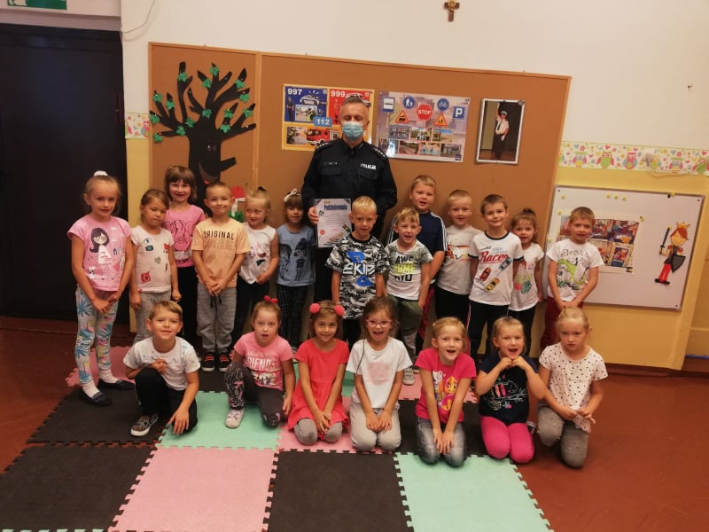 Grupa Kotki z policjantem